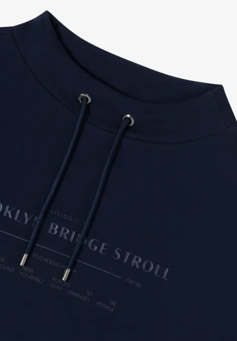 Dunkelblauer Kapuzenpullover mit Kordelzug und Schriftzug auf der Brust.